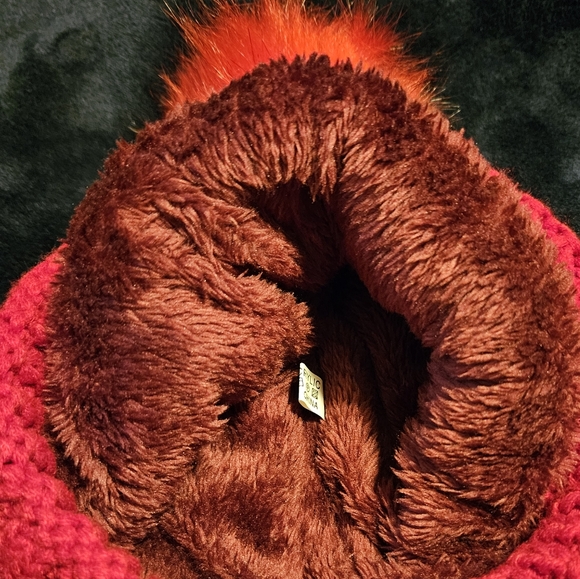 UGG Australia - Beanie Pom Pom Hat - Picture 3 of 3